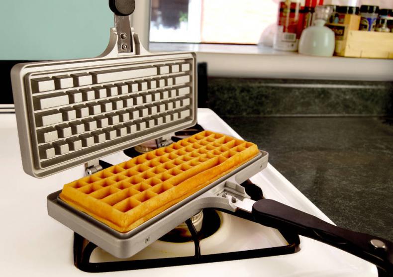 Keyboard Waffle Iron -- Aparat de vafe cu forma de tastatura. image