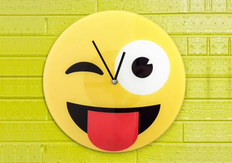 Ceasul Emoji Wink -- In fiecare secunda trage cu ochiul! image
