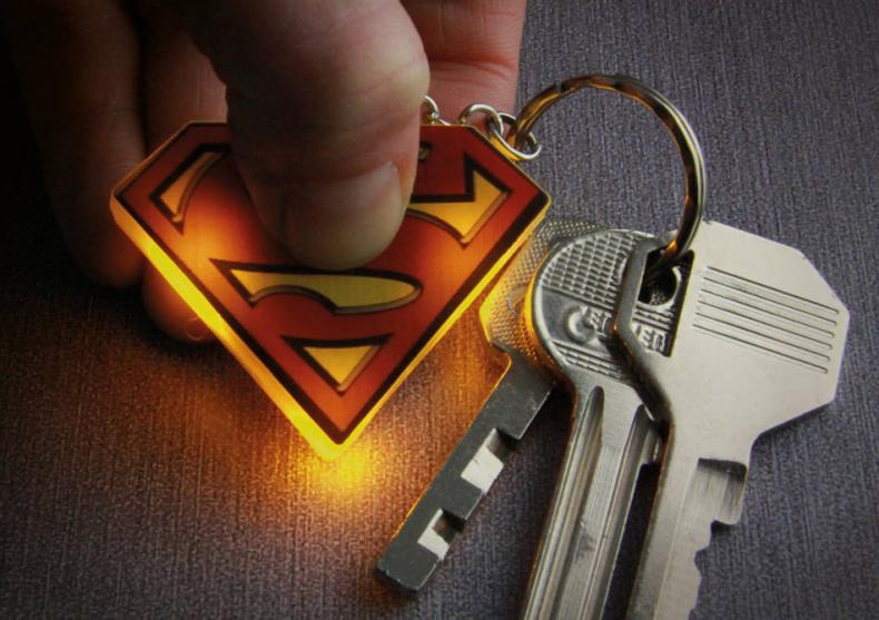 Breloc Lanterna Superman -- Lumina ta marca DC Comics image