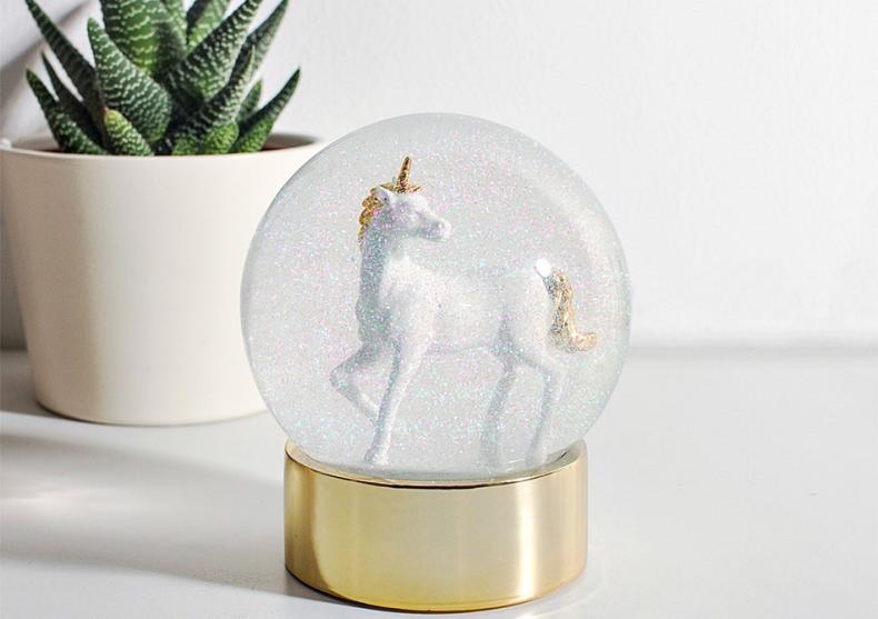 Glob unicorn -- Paradisul cristalin image