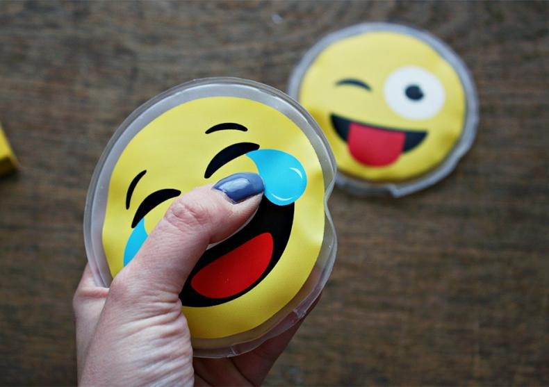 Pernite Calde Emoji -- Incalzitoare vesele pentru maini image