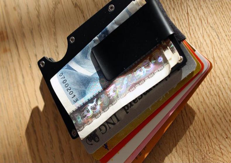 Cardholder Smart RFID -- Hasta la vista, hotilor! image