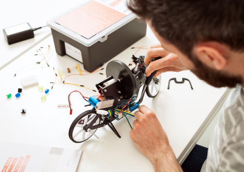 Kit Arduino -- Robotica pentru incepatori image