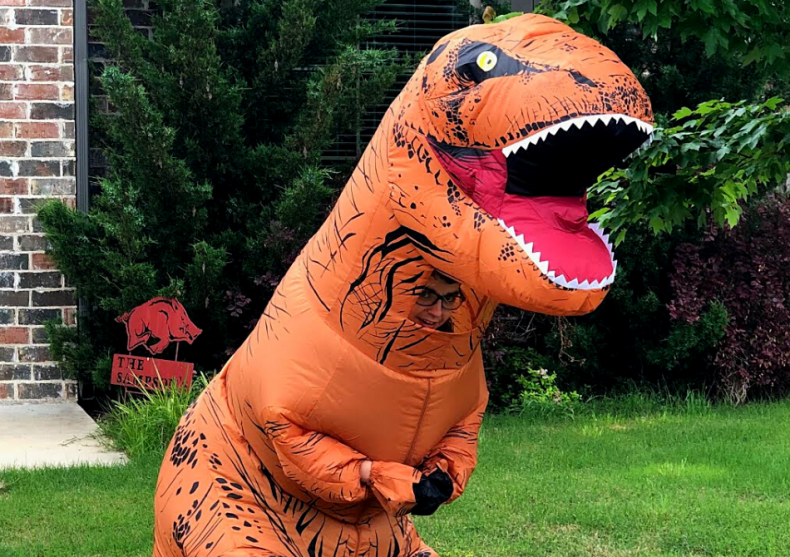 Costum de dinozaur -- Fura spectacolul! image
